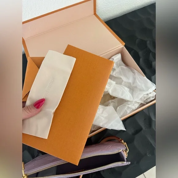 Louis Vuitton Lexington Pouch - Picture 3 of 10